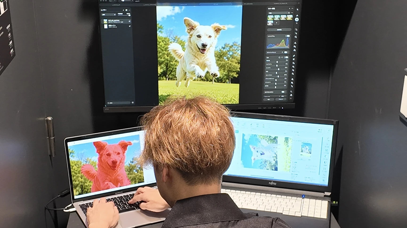 京都のスタジオで写真を作品用に準備するPC作業